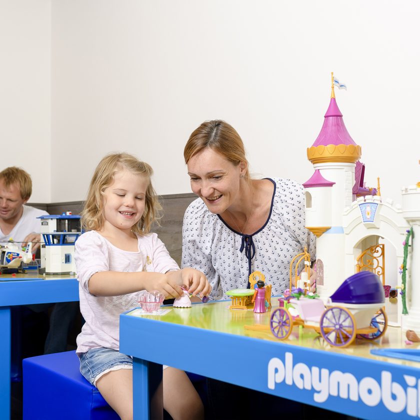 Familie Spielt Tische